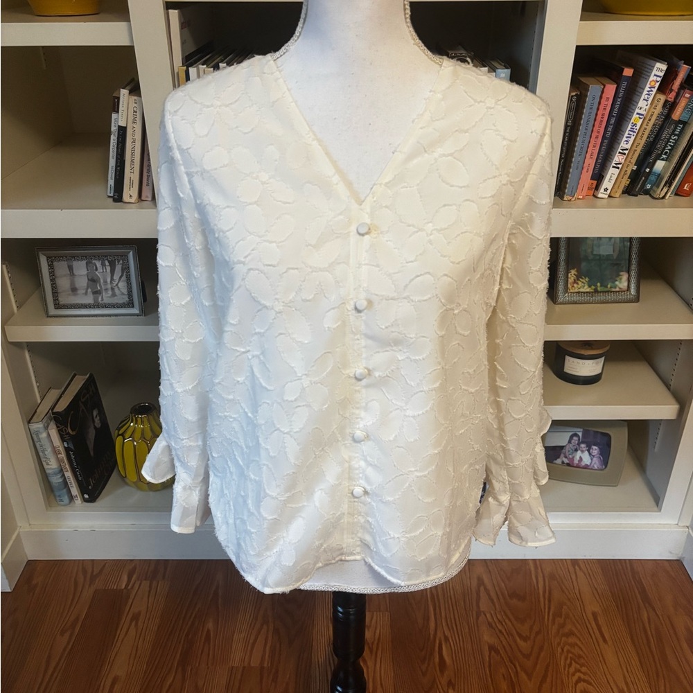 NEW LOFT White Blouse Long Sleeve V-Neck Floral Stitching Ruffle‎ Cuff Size XS